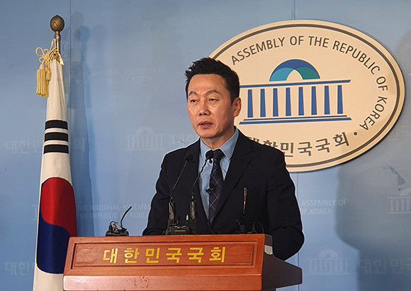 정봉주 전 의원은 11일 기자회견장에서 더불어민주당이 본인에 대해 부적격 판정을 내린 결정에 대해 억울하지만 받아들인다고 밝혔다. = 박성현 기자
