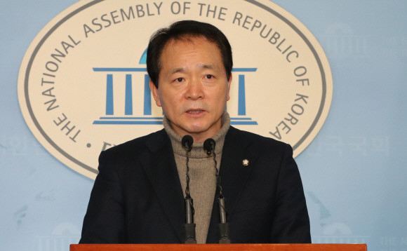 성일종 자유한국당 대변인은 12일 기자회견장에서 '추미애 법무부 장관이 지난 11일 수사주체와 기소주체를 따로 두겠다는 발언'에 대해 비판했다. ⓒ 연합뉴스