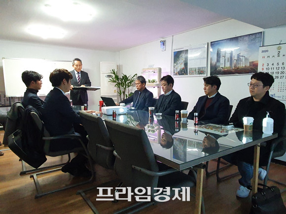 신반포21차 현장설명회에서 민병대 조합장(왼쪽 3번째)이 참여업체인 GS건설 측(오른쪽 3명)과 포스코건설 측(왼쪽 2명)에 사업과 조합원들의 의견을 설명하고 있는 모습. = 장귀용 기자