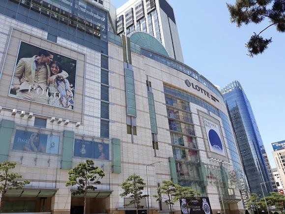 롯데쇼핑은 지난해 연결기준 영업이익이 4279억원으로 전년보다 28.3% 감소한 것으로 잠정 집계됐다고 13일 공시했다. ⓒ 연합뉴스