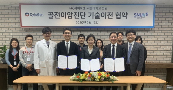 싸이토젠 골전이암 진단 협약식 (왼쪽부터) 서울대병원 김희찬 교수, 조선욱 교수, 싸이토젠 전병희 대표. ⓒ 싸이토젠