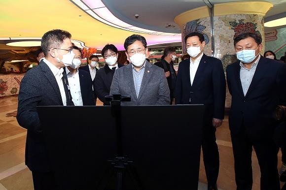 잠실 롯데월드를 방문한 박양우 문화체육부 장관(사진 앞줄 왼쪽에서 두번째)이 롯데월드의 방역 현황에 대한 설명을 듣고 있다. ⓒ 롯데