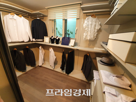'위례 중흥 S-클래스' 전용면적 101㎡A타입 드레스룸 모습. = 장귀용 기자