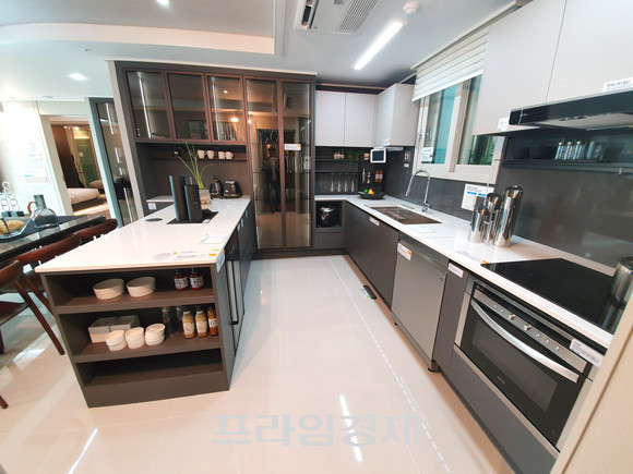 '위례 중흥 S-클래스' 전용면적 101㎡A타입 주방 모습. = 장귀용 기자