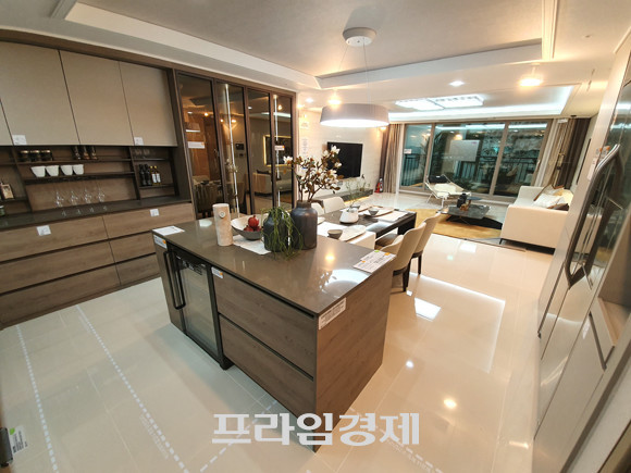 '위례 중흥 S-클래스' 전용면적 130㎡타입 주방 모습. = 장귀용 기자