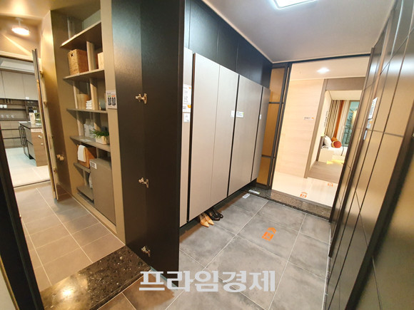 '위례 중흥 S-클래스' 전용면적 130㎡타입 현관모습. 깊은 현관과 주방으로 바로 연결되는 통로가 눈에 띈다. = 장귀용 기자