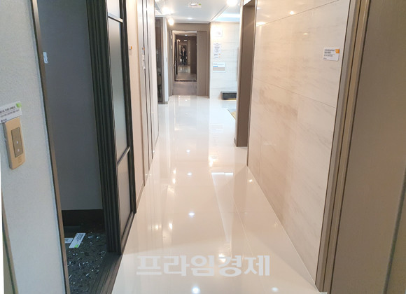'위례 중흥 S-클래스' 전용면적 130㎡타입 현관에서 바라본 복도. = 장귀용 기자