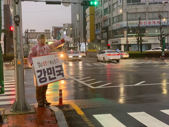 강민국 진주·을 자유한국당 국회의원 예비후보가 우천에도 거리 유세를 하고 있다. = 강경우 기자