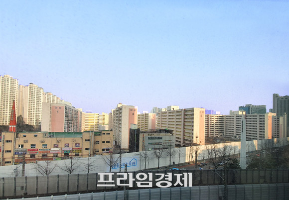 석면철거 작업이 진행 중인 잠실미성아파트 전경. 잠실 미성·크로바 아파트 재건축 조합은 조합원 총회 절차 없이 진행된 설계안 변경 시도로 인해 조합장 해임 움직임이 조합원들 사이에서 일어나고 있다. = 장귀용 기자