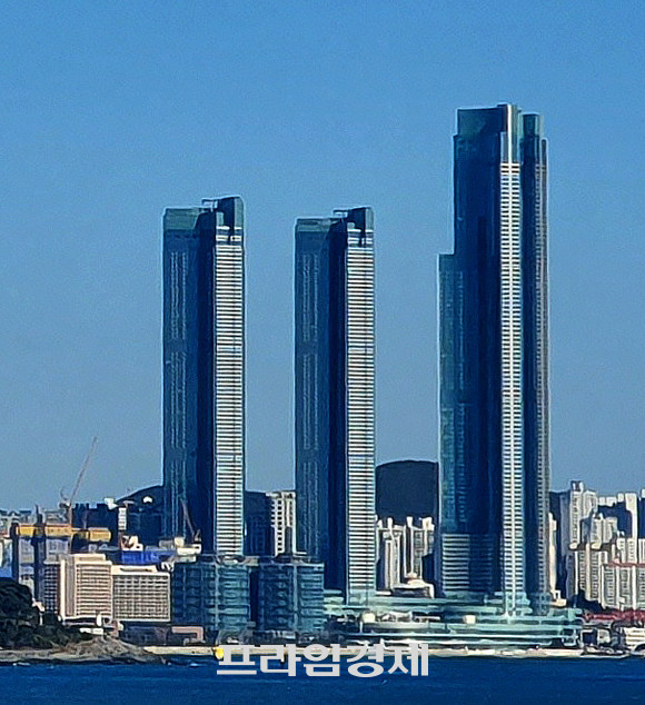 포스코건설이 시공 중인 부산시 해운대구 엘시티는 지난달 85층 유리창이 파손되면서 인근 지역 건물과 차량에 피해를 입혔다. 이에 포스코건설은 창문 열림폭을 줄이고 안전대책 마련에 돌입했다. 하지만 관할 지자체인 해운대구청에서는 이번 사고와 관련한 안전대책 마련과 점검계획을 따로 세우고 있지 않아 주민들이 반발하는 상황이다. 사진은 엘시티 전경. = 장귀용 기자