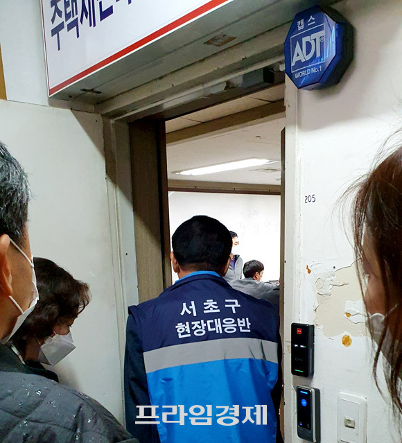 서초구는 반포3주구 재건축사업 현장설명회에 현장대응반을 파견해, 클린수주와 코로나 확산 방지를 당부했다. = 장귀용 기자