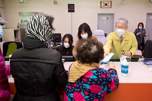 최기영 과학기술정보통신부 장관이 2일 오전 세종특별자치시 장군면 장군우체국을 방문해 마스크 판매를 돕고 있다. ⓒ 과학기술정보통신부