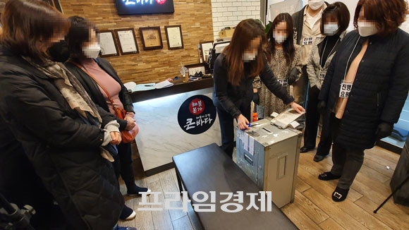 지난 7일 열린 잠실 미성크로바 재건축 조합 임시총회에서 참관인(왼쪽 3인)이 지켜보는 가운데 서면결의서를 개봉하는 모습. = 장귀용 기자