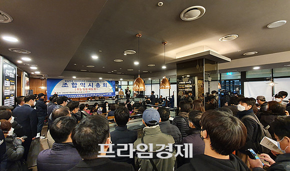 잠실 미성크로바 재건축 조합은 지난 7일 임시총회를 열고 조합장 김규식 씨를 포함한 감사 2인과 이사 6인에 대한 해임 및 직무정지를 의결했다. 조합은 오는 4월 새로운 임원을 선출해 사업을 계속 추진해나간다는 방침이다. 사진은 임시총회추진 대표자 양재혁 씨를 의장으로 임시총회를 진행하고 있는 모습. = 장귀용 기자