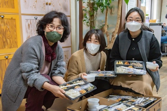 아이쿱생협재난대응위원회가10일부터 대구 수성구 아이들 200명에게 2주간 점심식사를 지원한다. ⓒ 아이쿱생협재난대응위원회 아이쿱재난대응위는 최근 신종 코로나바이러스 감염증(코로나19)로 인해 매출 감소로 어려움을 겪고 있는 소상공인을 돕기 위해 대구 자영식당에 도시락 공급을 의뢰했다. 도시락 제공은 지난해 12월 아이쿱생협과 협약을 맺은 재난구호 전문 NGO 에이팟코리아를 통해 결식아동을 돕는 대구지역 아동센터와 신속하게 후원 협력을 맺으면서 결정됐다. 김민진 아이쿱재난대응위 위원장은 "코로나19 피해로 대구지역 아동센터 199개소 5200명이 기본적 식사를 챙기지 못하는 상황이 발생했다"며 "지역아동센터의 예산부족 등을 보완하고 지원대상의 폭을 넓혀 복지 사각지대에 놓인 아이들을 도울 것"이라고 말했다. 한편, 아이쿱생협 지원 전달 기금은 총 2500만 원으로△급식지원 2000만원 △운영비 500만원이 각각 사용될 예정이다. 해당 기금은 아이쿱생협 회원조합과 한국사회적경제씨앗재단(이하 씨앗재단)이 진행하고 있는 코로나19 피해 지원 모금캠페인에서 마련된다.