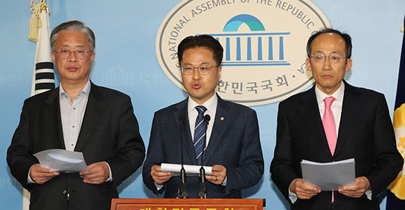국회 기획재정위원회 여야 간사들은 17일 기자회견장에서 조세특례제한법 개정을 하기로 합의했다고 발표했다. ⓒ 연합뉴스