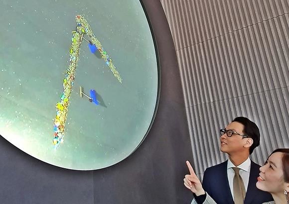 갤러리아 광교는 오는 4월23일까지 유명 네덜란드 아티스트 마르텐 바스의 ‘스위퍼즈 클락’ 예술 작품을 전시한다. 해당 작품은 실제 12시간 동안 두 명의 작업자가 바닥을 빗질하는 영상을 촬영하고 이를 끊임없이 반복 재생하며 시간의 흐름을 전달한다.