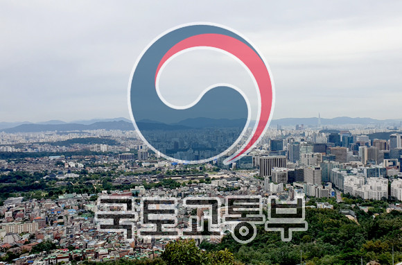 국토교통부는 분양가상한제 유예기간을 3개월 연장하는 조치를 결정했다고 18일 밝혔다. 코로나19 확산방지를 위해 다수의 인원이 모이는 재개발재건축 조합의 총회 등 절차를 연기할 수 있는 활로를 마련한다는 차원의 조치다. = 장귀용 기자