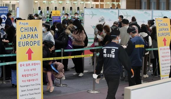 22일 오전 0시부터 유럽에서 국내로 들어오는 입국자 모두 코로나19 진단 검사를 받는다. ⓒ 연합뉴스