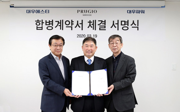 지홍근 대우에스티 대표, 윤우규 푸르지오서비스 대표, 장복수 대우파워 대표(왼쪽부터)가 지난 19일 푸르지오서비스 본사에서 열린 '합병계약서 체결 서명식'에서 합병계약서를 들고 있는 모습. ⓒ 대우건설