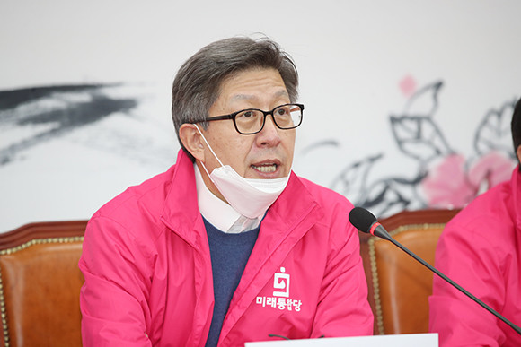 박형준 미래통합당 공동선대위원장은 24일 선거전략대책회의에서 오세훈 미래통합당 예비후보의 사례를 언급하면서 심정을 토로했다. ⓒ 연합뉴스
