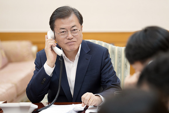 문제인 대통령은 지난 24일 트럼프 미국 대통령의 긴급제안으로 코로나19를 비롯한 도쿄 올림픽 연기 문제, G20 특별 화상 정상회의 등과 관련해 통화했다. ⓒ 청와대