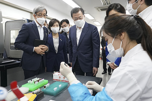 '긴급사용승인제도'는 감염병 대유행 등에 적절히 대응하기 위해서 긴급하게 사용이 필요한 의료기기를 허가 면제해 한시적으로 신속하게 제조·판매·사용할 수 있도록 하는 제도다. ⓒ 청와대