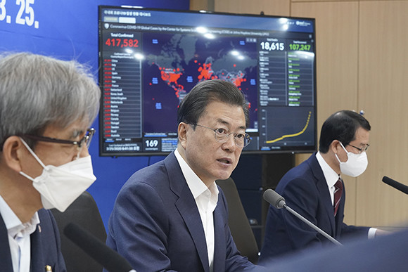 문재인 대통령은 코로나19 진단시약 긴급사용 승인 기업을 방문해 업계 대표들과 간담회를 열고 현장 목소리를 들었다. ⓒ 청와대