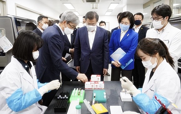 각국에서 우리나라에 코로나19 관련 의료장비 지원을 요청하는 것으로 알려지면서, 국내 코로나19 진단키트 업체들의 주가가 연일 상승세다. 사진은 문재인 대통령이 지난 25일 코로나19 진단시약 긴급사용 승인 기업 중 하나인 '씨젠' 연구시설을 둘러보고 있는 모습. ⓒ 연합뉴스