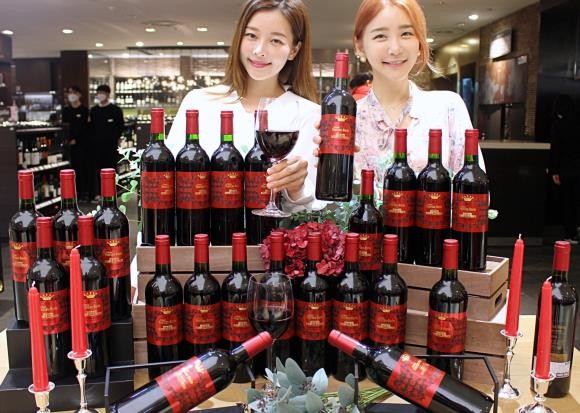 26일 오전, 롯데백화점 본점 와인 코너에서 '샤또 푸르카스 보리' 와인을 소개하는 모습. ⓒ 롯데쇼핑