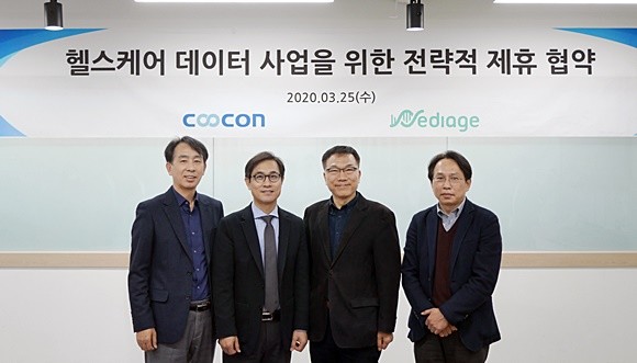 김종현 쿠콘 대표(왼쪽에서 두 번째)와 김강형 메디에이지 대표(오른쪽에서 두 번째)가 협약 체결 후 기념사진을 촬영하고 있다. ⓒ 쿠콘
