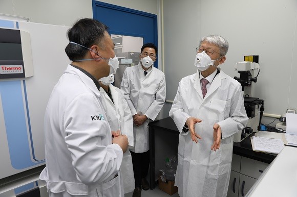 최기영 과학기술정보통신부 장관이 26일 오후 대전광역시 유성구 한국화학연구원을 방문해 약물재창출 현장시설 및 백신개발 연구현장을 시찰하고 있다. ⓒ 과학기술정보통신부