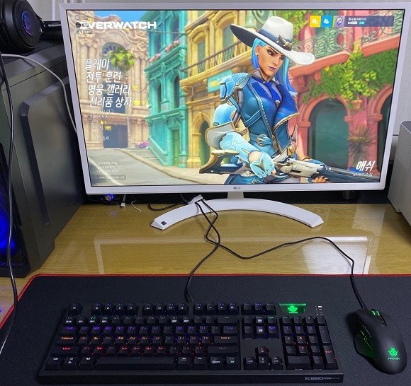 앱코 해커 A700 하이엔드 게이밍 마우스, 앱코 해커 K660 ARC 프리미엄 카일 광축 RGB LED(블랙, 클릭) 장착을 완료하고 오버워치를 시작했다. = 박지혜 기자
