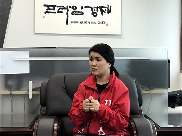 참전용사들 등 국가유공자들을 찾아뵙고 사진을 찍어주는 유튜버활동을 시작한 김한나 후보(친박신당 비례 5번)는 "국가의 보훈시스템은 예우에 대한 섬세함이 부족하고, 국방정책의 가장 일선이라고 할 수 있는 병사들의 인권보호 등에 관심이 적다"고 지적했다. 그 이유가 대변할 사람이 정치권에 드물기 때문이라는 생각에서 이번 총선출마를 결심했다는 것이 김한나 후보의 설명이다. = 김청민 기자