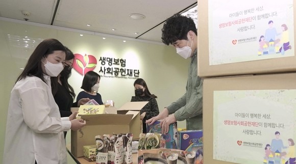 생명보험재단이 취약계층 어르신과 저소득·다문화 가정 아동 1000여명에게 '긴급지원물품'을 전달했다. ⓒ 생명보험사회공헌재단