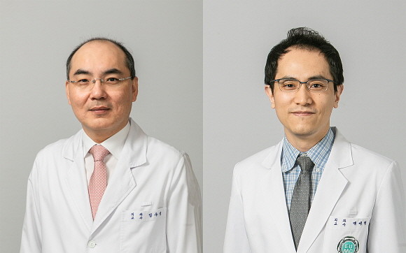 임우성 이대여성암병원 유방암·갑상선암센터 센터장(왼쪽)과 백세현 이대서울병원 외과 교수. ⓒ 이화의료원