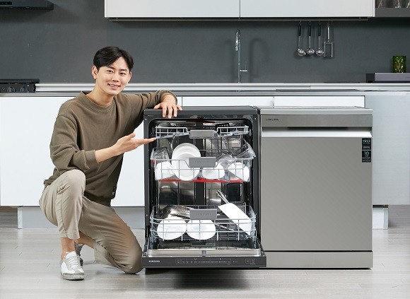 삼성전자 모델이 수원 삼성전자 디지털시티 프리미엄하우스에서 삼성 식기세척기 신제품을 소개하는 모습. ⓒ 삼성전자