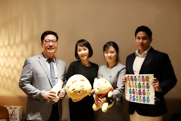 브이아이코리아는 온라인 마케팅 활성화를 위해 브로큰브레인·초코박스·와이플러스와 다자간 업무협력을 체결했다. 좌측부터 이장채 와이플러스 전무, 신윤정 브이아이코리아 대표, 성혜연 초코박스 대표, 성동효 브로큰브레인 대표 모습. ⓒ 브이아이코리아