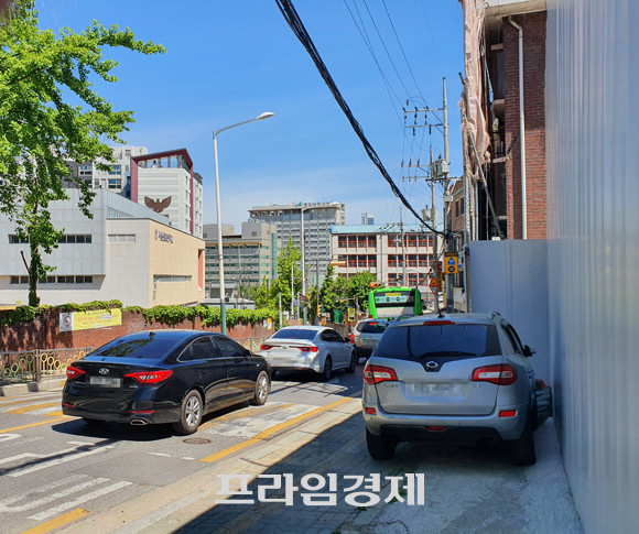 사업지(오른쪽 가벽) 입구에서 바라본 흑석동 모습. 왼편의 초등학교와 앞쪽의 중앙대학교 병원 등이 눈에 들어온다. = 김화평 기자