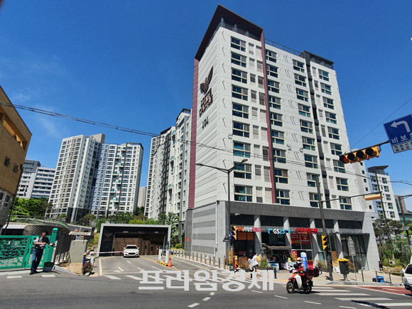 흑석리버파크자이 인근에 위치한 롯데캐슬 에듀포레 모습. 롯데캐슬 에듀포레는 2018년 11월 입주를 완료한 곳으로 흑석아크로리버파크와 함께 흑석동에서 가장 최근에 준공된 단지다. = 장귀용 기자