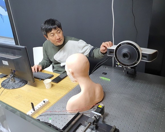 연구팀이 실험에 집중하고 있다. ⓒ 에프엔디파트너스