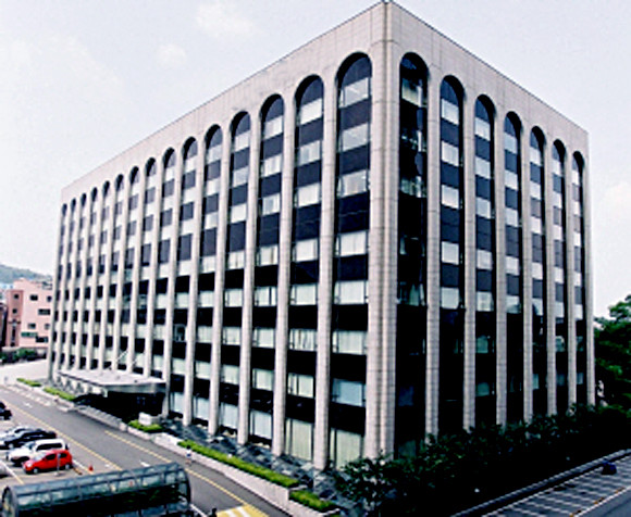 현대건설이 '본원적경쟁력 강화'를 화두로 내세우면서 임직원들의 역량과 세부조직 전문성 강화로 성과를 올리는 전략을 구가하고 있다. 사진은 현대건설 사옥. ⓒ 프라임경제DB