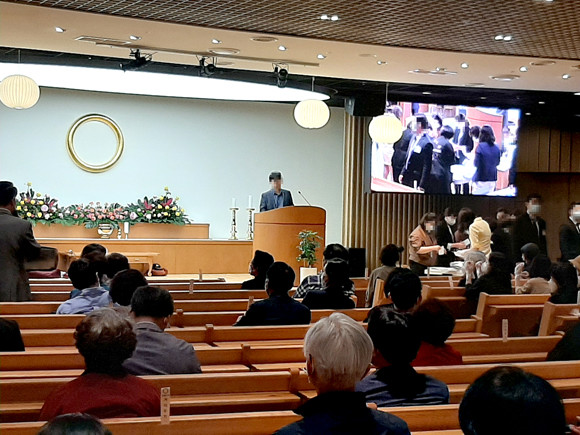 지난 3월 조합 집행부를 해임한 잠실 미성크로바 재건축 조합에 이어 흑석9구역재개발조합도 조합장을 비롯한 조합임원을 해임하면서 시공사인 롯데건설이 때아닌 수난을 겪고 있다. 이들 사업장들은 인허가 과정에서 롯데건설의 대안설계가 통과되지 못하면서 조합원들이 행동에 나섰다는 공통점이 있다. 사진은 지난 14일 조합장을 비롯한 조합임원 해임을 결정한 흑석9구역 총회 모습. ⓒ 흑석9구역 조합원 제공
