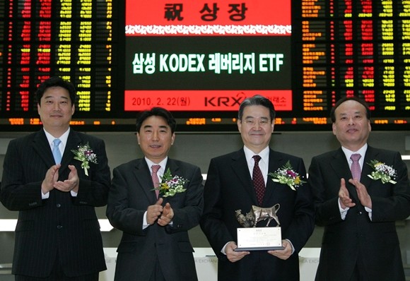 2010년 2월22일 한국거래소는 서울 사옥 종합홍보관에서 국내 최초 레버리지 ETF인 삼성 KODEX 레버리지 ETF의 상장기념식을 개최했다. (왼쪽부터)박상용 골드만삭스증권 서울지점 대표, 이창호 한국거래소 유가증권시장본부장, 김석 삼성투자신탁운용 사장, 나효승 유진투자증권 사장. ⓒ 연합뉴스