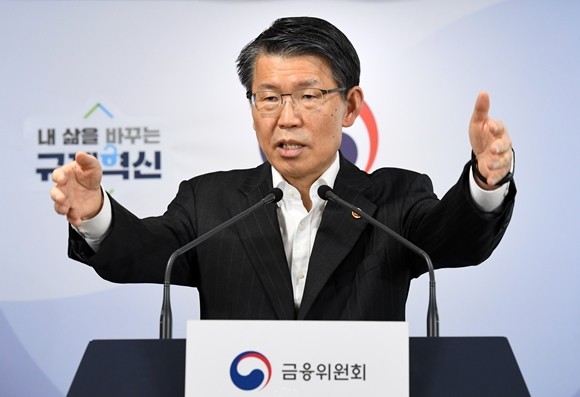 금융위원회는 전문투자자를 제외한 개인 일반투자자는 레버리지 ETF 매수하기 위해선 기본예탁금 1000만원과 사전 온라인 교육 이수 의무화에 나설 방침이다. 레버리지 ETF를 일반 주식시장에서 분리해 별도 관리하는 방안도 추진된다. 사진은 은성수 금융위원장. ⓒ 연합뉴스