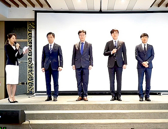 반포3주구에 시공사로 입찰한 대우건설 관계자들이 합동설명회에 앞서 조합원들에게 인사말을 전하는 모습. ⓒ 조합생중계 캡쳐