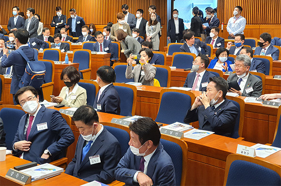제21대 초선 국회의원 연찬회 행사 시작 전, 류호정 정의당 당선인이 사진을 찍는 모습. = 박성현 기자