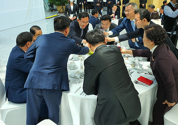 제21대 초선 국회의원 연찬회 일정인 오찬식에서 각 당의 원내대표들이 건배사를 했다. = 박성현 기자