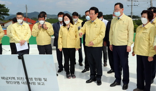 김영록 전라남도지사(왼쪽에서 네번째)가 21일 오전 지난 3일 규모 3.1 지진이 발생한 해남군 산이면 부동리를 방문해 이미선 광주지방기상청장(왼쪽 세번째)으로부터 지진발생 현황 및 원인규명 대응사항, 이동식 관측장비 설치 등에 대해 설명을 듣고 있다. ⓒ 전남도