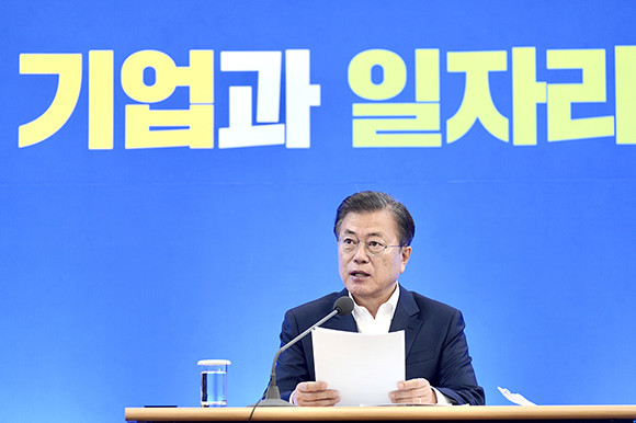 문 대통령은 '위기극복을 위한 주요 산업계 간담회'에서 기업과 일자리를 지키기 위한 정부의 총력적 대응에 더해 산업계의 협력을 당부했다. ⓒ 청와대